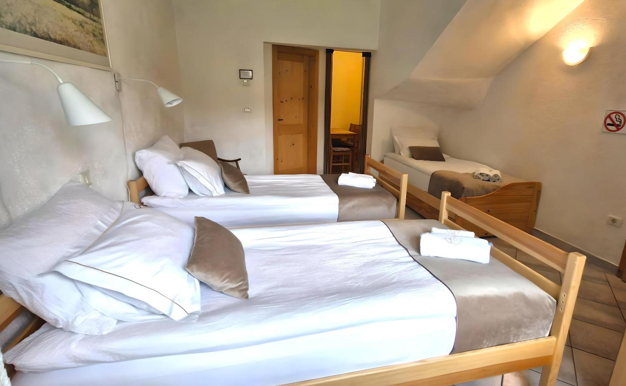 GUESTHOUSE Idila pod Nanosom Senozece Eksteriør billede